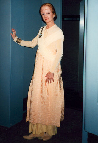 File:Vhnori female mourner.jpg