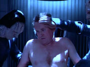 O'Brien wird von den Cardassianern behandelt.jpg