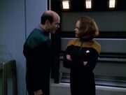 Der Doktor diskutiert mit B'Elanna Torres über Änderungen an seinem Programm.jpg