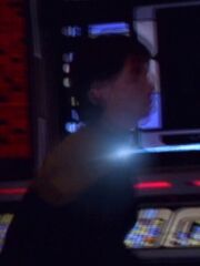 Besatzungsmitglied auf der Brücke der USS Voyager.jpg