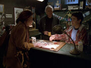 Shannon O'Donnell im Gespäch mit Jason und Henry Janeway.jpg