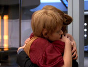 Kes umarmt Captain Janeway.jpg