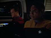 Paris und Tuvok verfolgen das Shuttle von Seven.jpg