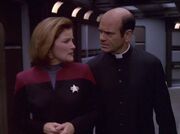 Der Doktor gibt Janeway Ratschläge.jpg
