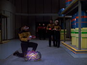 La Forge untersucht die fremde Intelligenz.jpg