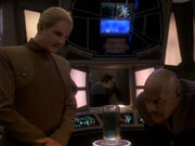 Sisko begutachtet den Wechselbalg.jpg
