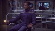 Mayweather auf dem Stuhl des Captains.jpg