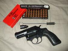 Pistola lanzabengalas con varias de estas