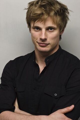Datei:Bradley-james-photoshoot-hq-bradley-james-13279691-682-1024.jpg