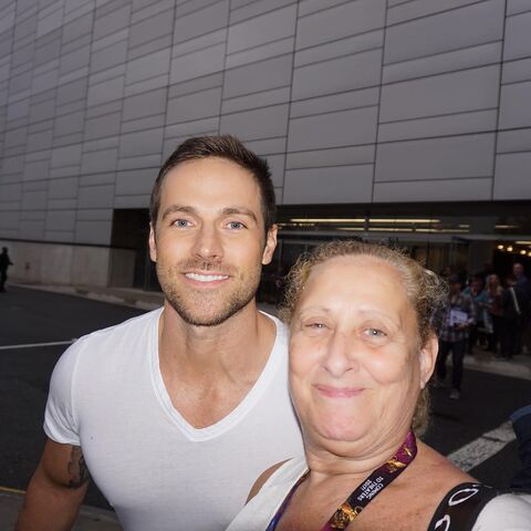 File:Dyaln Bruce with fan.jpg