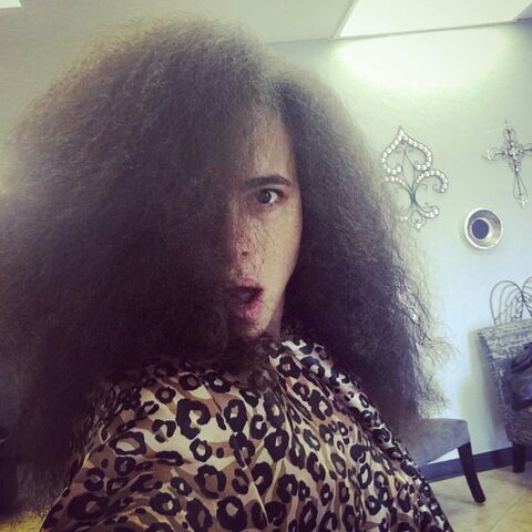 File:BTS Parisa Fitz-Henley with hair stylist.jpg