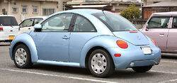 800px-Volkswagen New Beetle 002