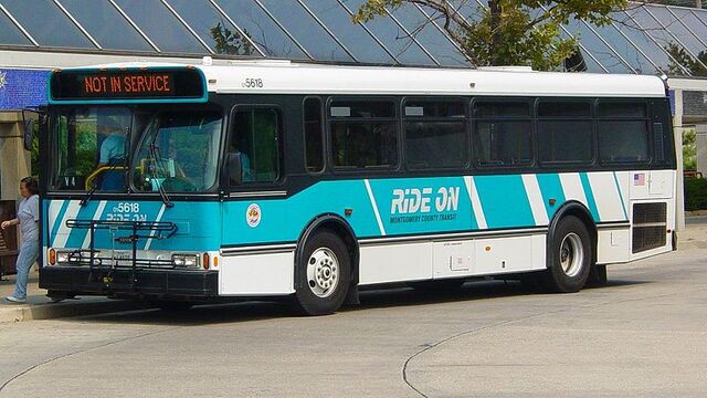 File:800px-Ride On 5618 at Glenmont.jpg