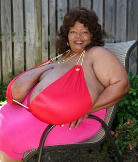 Norma-stitz-worlds-largest-breasts2-e1308833853758