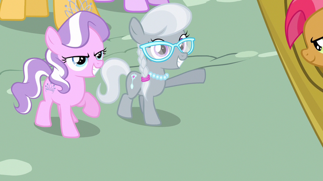 File:Silver Spoon waving S3E4.png