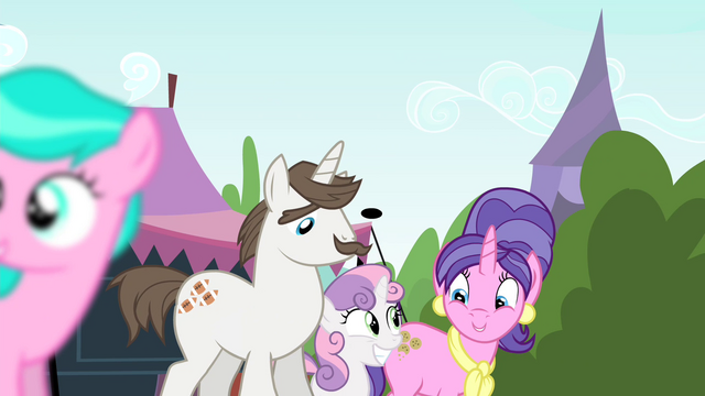 File:Sweetie Belle with her parents S4E23.png