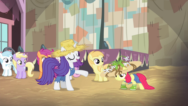File:Rarity "make yourselves look just like that" S4E13.png