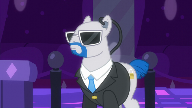 File:Lockdown standing guard S6E9.png