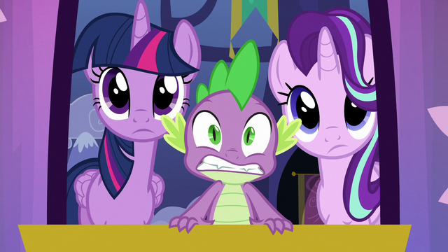 File:Spike looking panicked at the approaching object S6E25.png