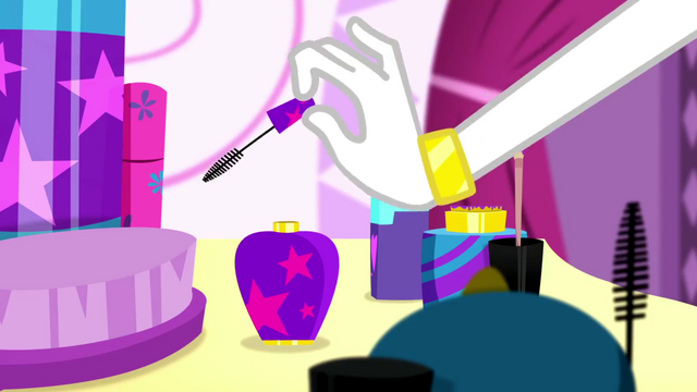 File:Rarity picks up a mascara brush SS1.png