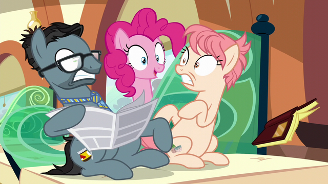 File:Pinkie startles passengers S6E3.png