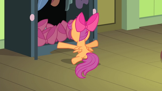 File:Scootaloo opening cupboard S4E17.png