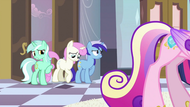 Plik:Lyra, Twinkleshine and Minuette behind Cadance S2E25.png