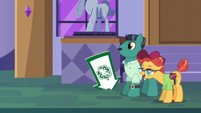 File:Orange Slice looking at Tasty Treat sign S6E12.png
