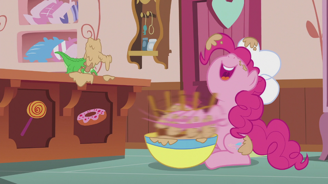 File:Pinkie stirring fast S5E8.png