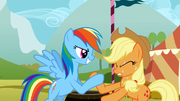 S01E13 Applejack i Rainbow Dash siłują się na kopyta