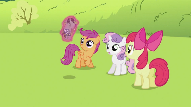 File:Smarty Pants being shown to CMC S2E03.png