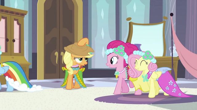 File:Applejack put hat on S2E25.png