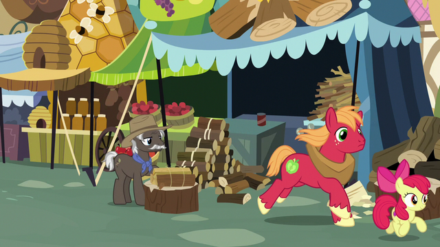 File:Apple siblings race to Sugarcube Corner S7E13.png