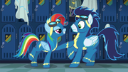 S06E07 Rainbow mówi Soarinowi, że podobają jej się kostiumy Wonderbolts.png