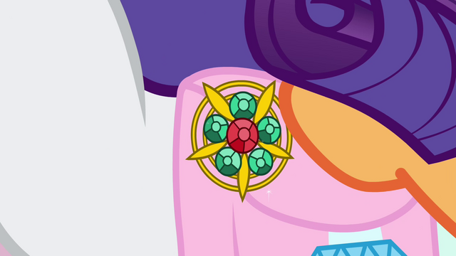 File:Rarity wearing an identical brooch S4E22.png