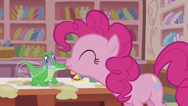 File:Pinkie kisses Gummy S5E8.png