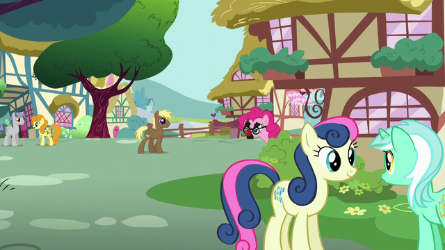 File:Pinkie with Groucho Marx glasses S5E19.png