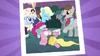S02E26 Pinkie Pie jedząca ciasto na zdjęciu.png