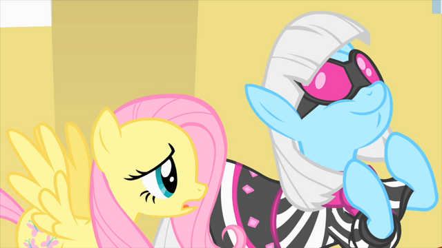 Plik:S01E20 Fluttershy i podekscytowana Photo Finish.png