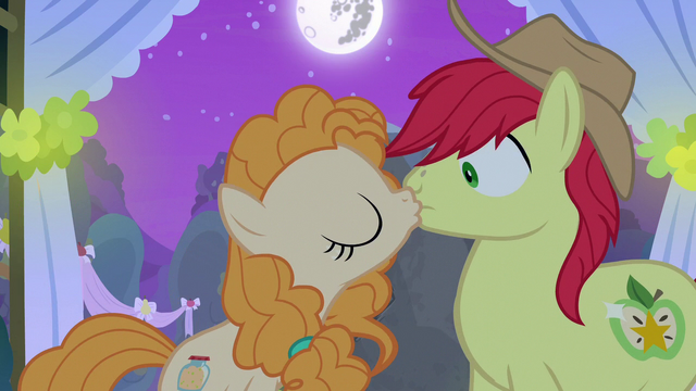 File:Pear Butter kissing Bright Mac S7E13.png