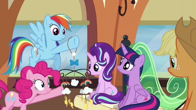 File:Pinkie Pie touching the mobile S6E1.png