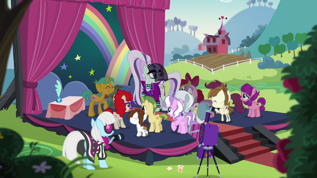 File:Rara surrounded by schoolponies S5E24.png
