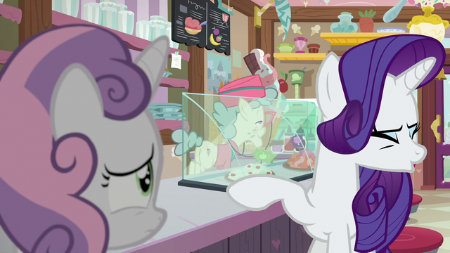 File:Rarity scoffing amused S7E6.png