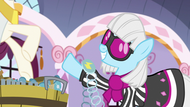 File:Photo Finish picks up chain belt with lightning buckle S7E9.png