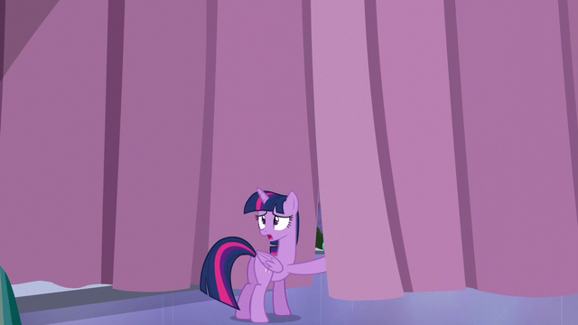 File:Twilight standing near the Crystalling curtain S6E1.png