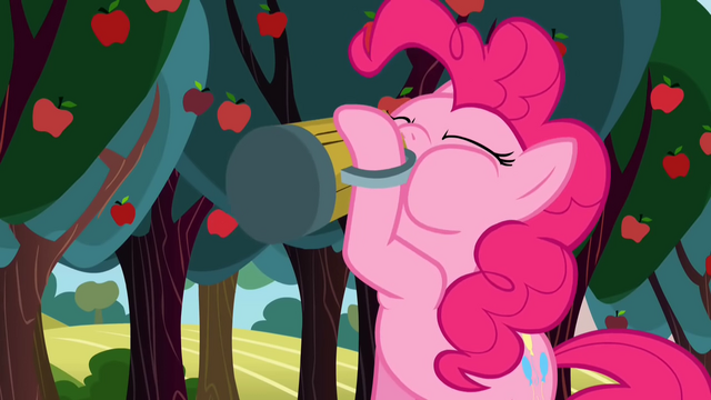 Datei:Pinkie Pie drinking cider S2E15.png