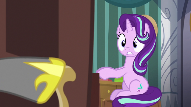File:Royal guard entering Starlight Glimmer's suite S7E10.png