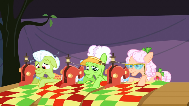 File:Applesauce, Apple Rose, and Granny Smith sewing S3E8.png
