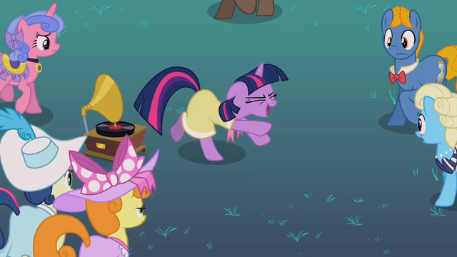File:Twilight's awkward dance S2E9.png