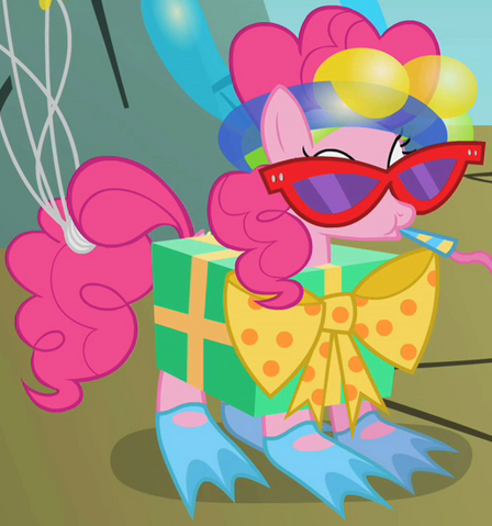 File:Pinkie Pie wacky costume ID S1E7.png
